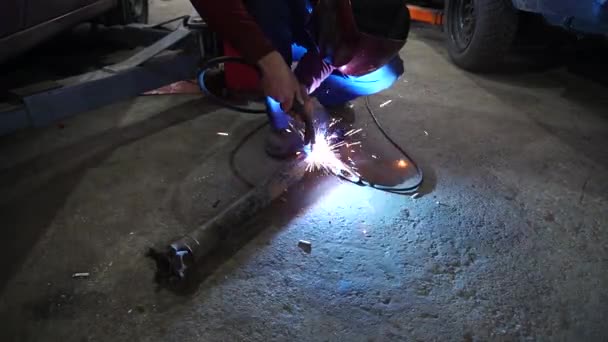 Spawacz Wykonuje Prace Spawalnicze Konstrukcji Metalowych Dla Niestandardowych Samochodów — Wideo stockowe