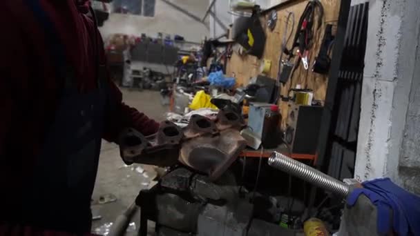 机械师在红色电梯上拆卸旧的脏汽车发动机进行修理和调音 — 图库视频影像