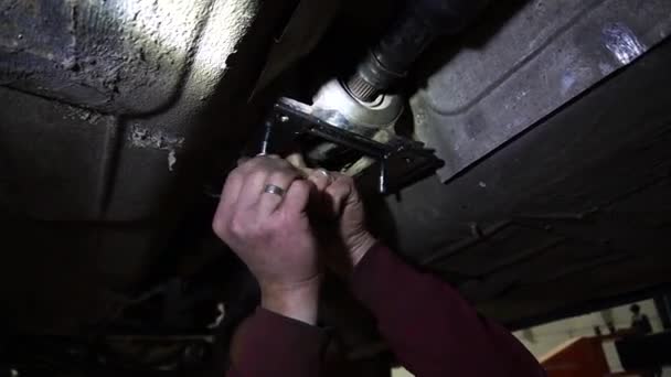 Gelenkwelle Ein Mechaniker Demontiert Einen Alten Schmutzigen Automotor Auf Einer — Stockvideo