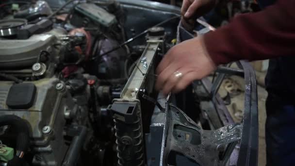 Mechanik Rozebere Starý Špinavý Motor Červeném Výtahu Pro Opravy Ladění — Stock video