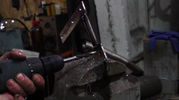 Serralheiro Realiza Perfuração Metal Fazendo Peças Personalizadas Para Carro — Vídeo de Stock
