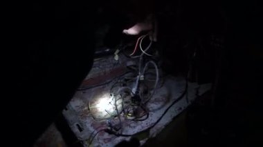  Arabanın tamiri, elektrik kablolarının kaynaklanması bir tamirci tarafından gerçekleştirilir.