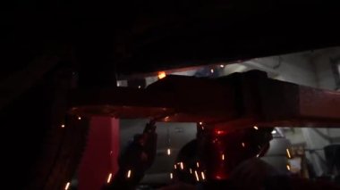 Kaynakçı, özel arabalar için metal yapıların kaynak işlerini yapıyor.