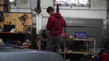 Metal kesme ve bir araba motoru kurmak için özel parçalar yapma