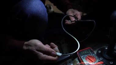  Arabanın tamiri, elektrik kablolarının kaynaklanması bir tamirci tarafından gerçekleştirilir.