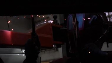 Kaynakçı, özel arabalar için metal yapıların kaynak işlerini yapıyor.