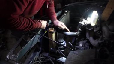  Araba tamiri, tamirci motora ve arabanın parçalarına soğutucu ve kayganlaştırıcı döker.
