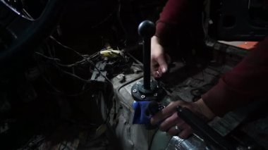 Arabada vites değiştirmek için ayarlanmış yeni bir vites değiştirici kurulumu