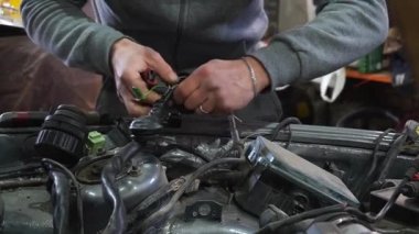  Arabanın tamiri, elektrik kablolarının kaynaklanması bir tamirci tarafından gerçekleştirilir.
