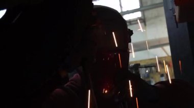 Kaynakçı, özel arabalar için metal yapıların kaynak işlerini yapıyor.