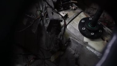 Arabada vites değiştirmek için ayarlanmış yeni bir vites değiştirici kurulumu