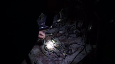  Arabanın tamiri, elektrik kablolarının kaynaklanması bir tamirci tarafından gerçekleştirilir.