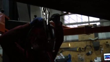 Kaynakçı, özel arabalar için metal yapıların kaynak işlerini yapıyor.