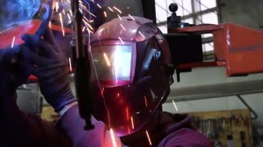 Kaynakçı, özel arabalar için metal yapıların kaynak işlerini yapıyor.