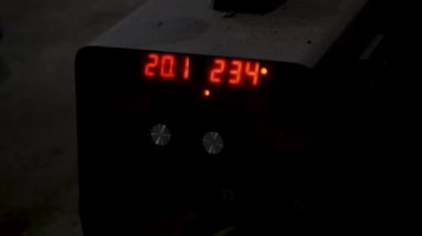 Kaynakçı, özel arabalar için metal yapıların kaynak işlerini yapıyor.