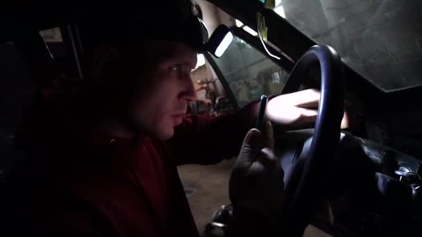 Arabanın Tamiri Elektrik Kablolarının Kaynaklanması Bir Tamirci Tarafından Gerçekleştirilir — Stok video