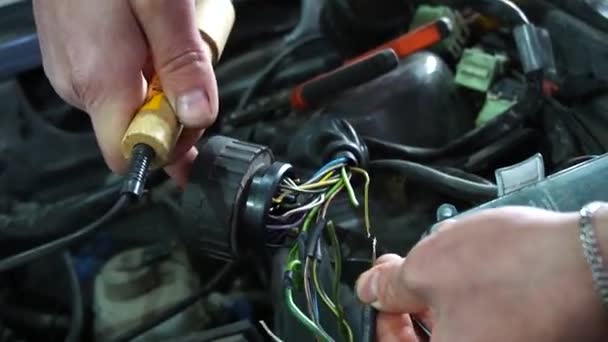 Opravy Vozu Svařování Elektrických Drátů Provádí Mechanik — Stock video