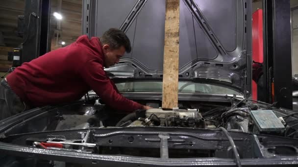 Mekaniker Demonterar Gammal Smutsig Bil Motor Röd Hiss För Reparation — Stockvideo