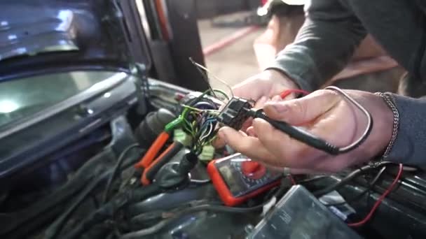 修理汽车时 电线的焊接是由一名机械师进行的 — 图库视频影像