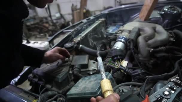 Reparation Bilen Svejsning Elektriske Ledninger Udføres Mekaniker – Stock-video