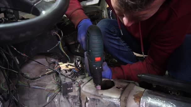ロックスミスは金属加工を行い車のカスタム部品を作り — ストック動画