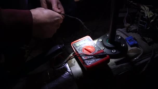 Reparation Bilen Svetsning Elektriska Ledningar Utförs Mekaniker — Stockvideo