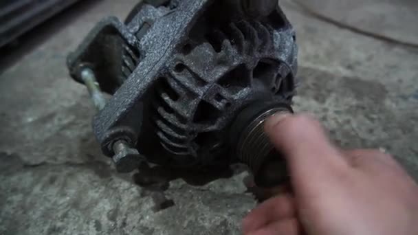 Mecânico Desmonta Velho Motor Carro Sujo Elevador Vermelho Para Reparação — Vídeo de Stock