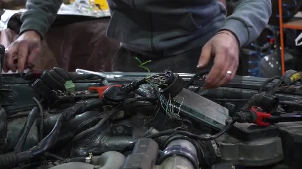 Reparação Carro Soldagem Fios Elétricos Realizada Por Mecânico — Vídeo de Stock