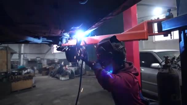 Svejseren Udfører Svejsearbejde Metalkonstruktioner Til Brugerdefinerede Biler – Stock-video