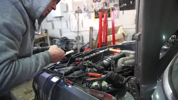 Opravy Vozu Svařování Elektrických Drátů Provádí Mechanik — Stock video