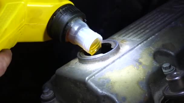 Autójavítás Szerelő Hűtőfolyadékot Kenőanyagot Önt Motorba Autó Alkatrészeibe — Stock videók