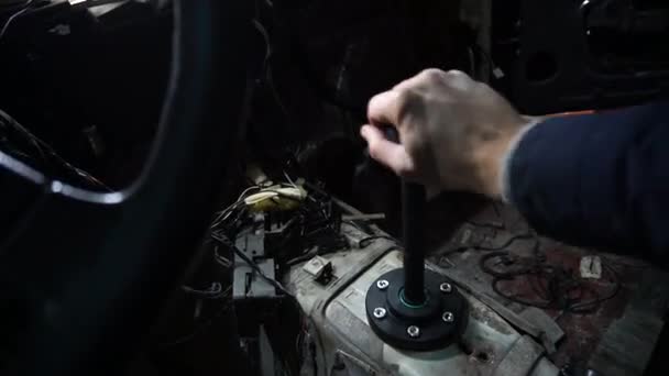 Einbau Eines Neuen Getunten Schaltgetriebes Für Schaltvorgänge Auto — Stockvideo