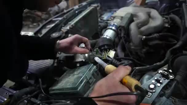 Naprawa Samochodu Spawanie Przewodów Elektrycznych Odbywa Przez Mechanika — Wideo stockowe