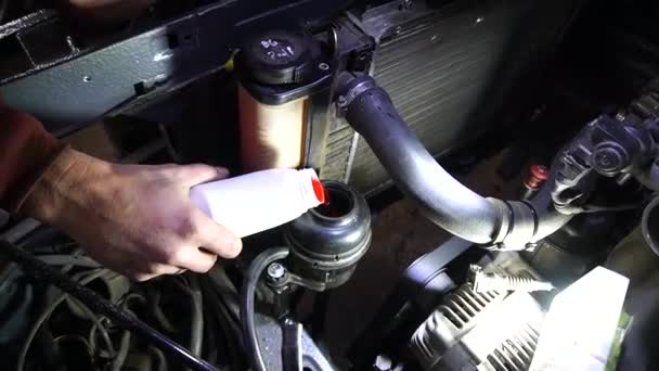 車の修理 整備士は冷却剤や潤滑油をエンジンや車の部品に注ぎ込み — ストック動画