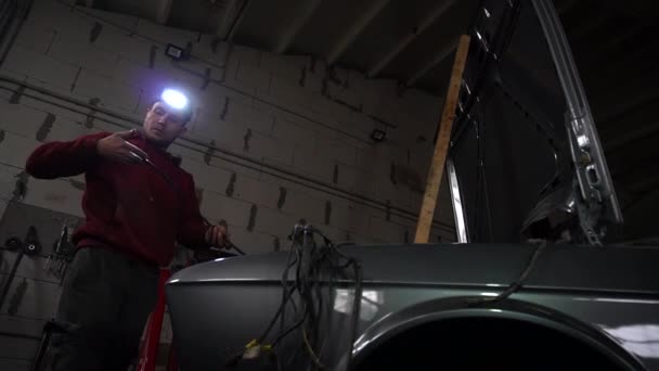 Ein Mechaniker Demontiert Einen Alten Schmutzigen Automotor Auf Einer Roten — Stockvideo