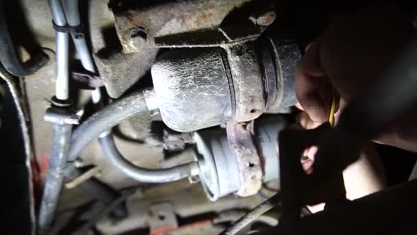 Механик Разбирает Старый Грязный Двигатель Автомобиля Красном Лифте Ремонта Настройки — стоковое видео