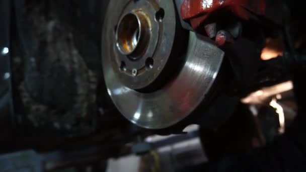 Ένας Μηχανικός Αποσυναρμολογεί Ένα Παλιό Βρώμικο Κινητήρα Αυτοκινήτου Ένα Κόκκινο — Αρχείο Βίντεο
