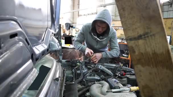 Reparatur Des Autos Schweißen Der Elektrischen Drähte Durch Einen Mechaniker — Stockvideo