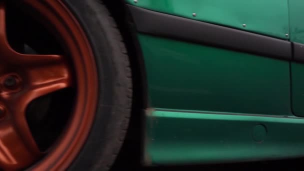 Naladěné Zelené Auto Kovové Spálené Oranžové Ráfky Špinavé Podzim — Stock video