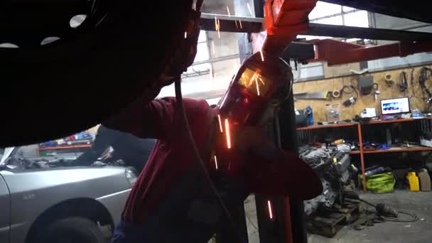Svářeč Provádí Svařovací Práce Kovových Konstrukcí Pro Vlastní Automobily — Stock video