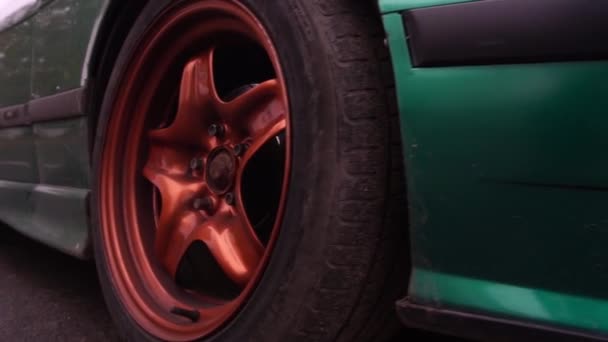 Trimmad Grön Bil Metalliskt Brända Orange Fälgar Smutsiga Hösten — Stockvideo