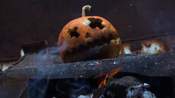 Pomarańczowa Dynia Halloween Popiele Ognia Podwórku — Wideo stockowe