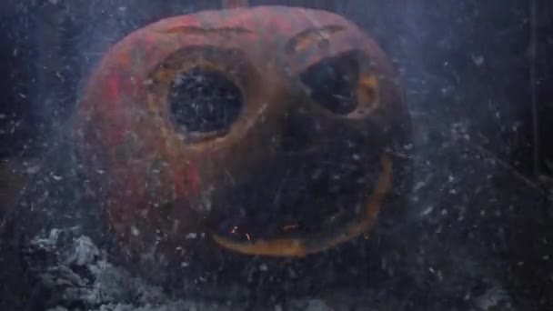 Calabaza Halloween Naranja Cenizas Del Fuego Patio — Vídeos de Stock