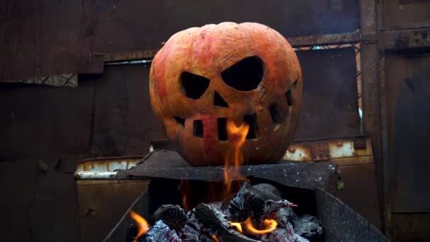 Narancs Halloween Tök Hamuban Tűz Udvaron — Stock videók