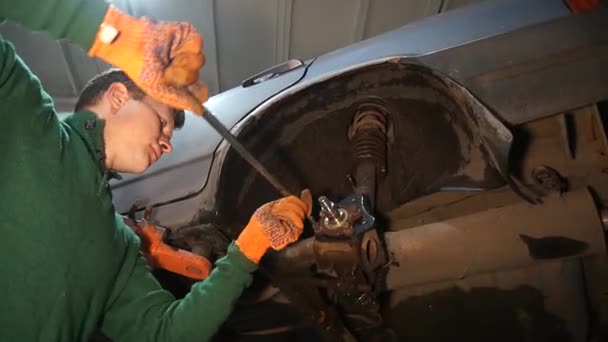 Opravy Automobilů Instalace Zadních Kotoučových Brzd Místo Bubnů Svařování Zámečnictví — Stock video