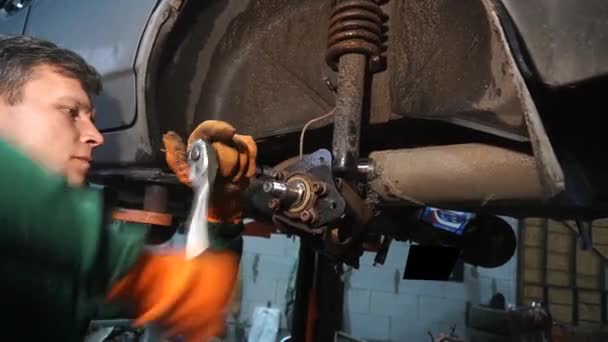 車の修理 ドラムではなくリアディスクブレーキの設置 ロックスミスと回転作業 — ストック動画