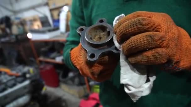 車の修理 ドラムではなくリアディスクブレーキの設置 ロックスミスと回転作業 — ストック動画