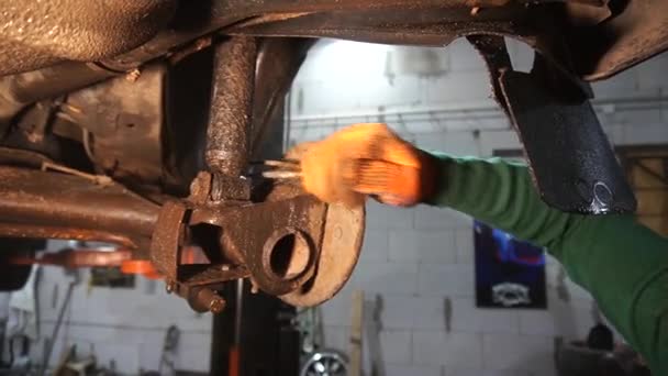 Car Repair Installation Rear Disc Brakes Instead Drums Welding Locksmith — Stock Video