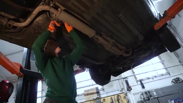 Reparação Automóvel Instalação Freios Disco Traseiros Vez Tambores Soldagem Serralheiro — Vídeo de Stock
