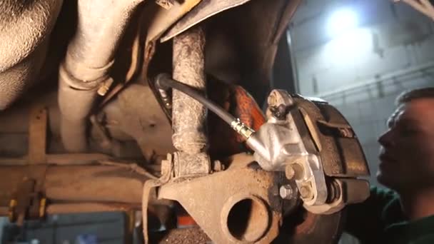 Reparación Automóviles Instalación Frenos Disco Traseros Lugar Tambores Soldadura Cerrajero — Vídeo de stock